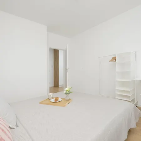 Apartment Bright Pastel With Desk For Remote Work, Balcony And Parking By Renters Gdansk